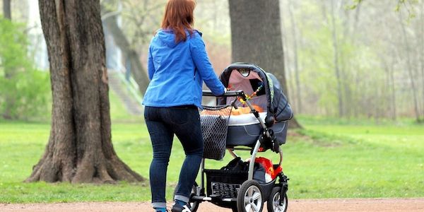 Umfrage: Frauen mit kleinen Kindern fühlen sich ökonomisch abhängig