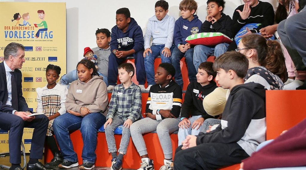 Merz sagt Vorlesen wegen Ukraine kurzfristig ab - Frei übernimmt