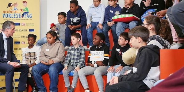 Merz sagt Vorlesen wegen Ukraine kurzfristig ab - Frei übernimmt