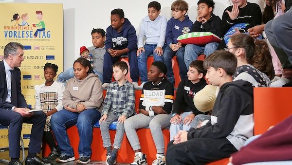 Merz sagt Vorlesen wegen Ukraine kurzfristig ab - Frei übernimmt