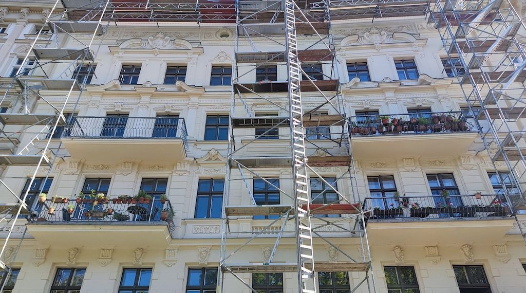 Vor allem unsanierte Häuser stehen in Großstädten zum Verkauf