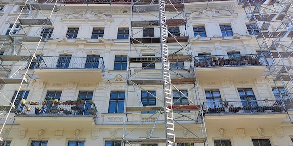 Vor allem unsanierte Häuser stehen in Großstädten zum Verkauf