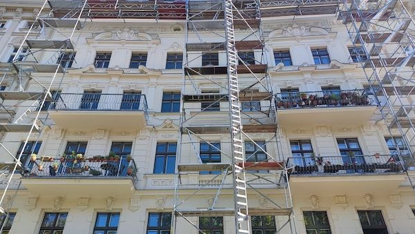 Vor allem unsanierte Häuser stehen in Großstädten zum Verkauf