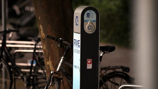 ADAC und Verbraucherzentralen kritisieren E-Ladesäulen-Plan