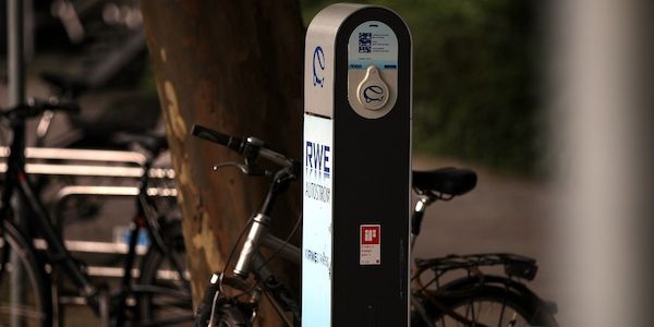 ADAC und Verbraucherzentralen kritisieren E-Ladesäulen-Plan