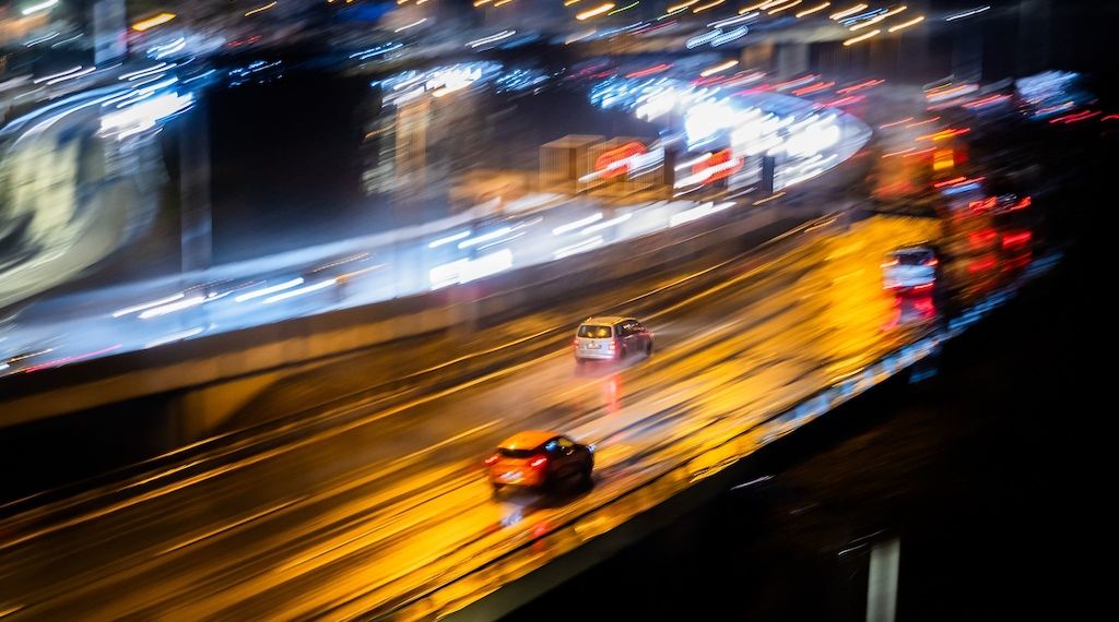 Autofahrer flüchtet nach Crash mit anderem Wagen auf der A100 in Berlin-Schöneberg