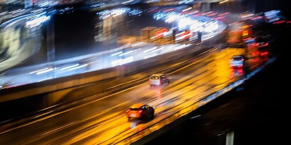 Autofahrer flüchtet nach Crash mit anderem Wagen auf der A100 in Berlin-Schöneberg