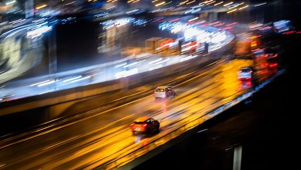 Autofahrer flüchtet nach Crash mit anderem Wagen auf der A100 in Berlin-Schöneberg