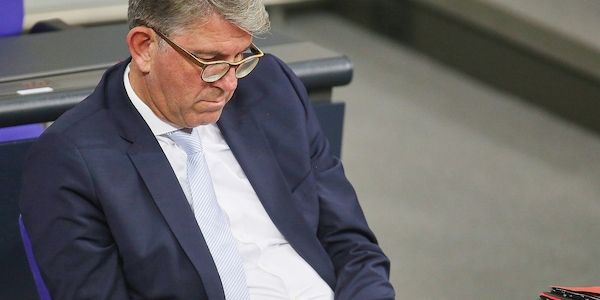 Anhaltende Kritik an Weimer wegen Gipfel und Interessenkonflikten
