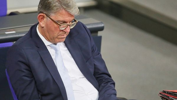 Anhaltende Kritik an Weimer wegen Gipfel und Interessenkonflikten