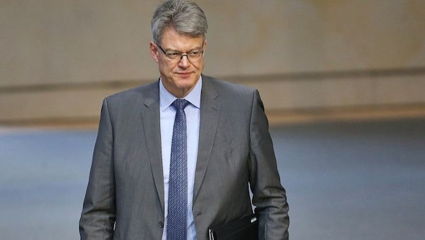 Schnieder sagt Millionenförderung für strombasierte Kraftstoffe zu