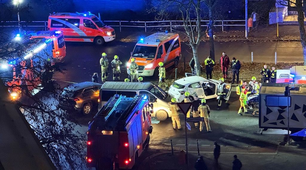 Schwerer Unfall in Berlin: Feuerwehr befreit nach Unfall Beifahrer aus Auto