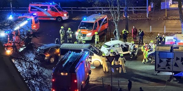 Schwerer Unfall in Berlin: Feuerwehr befreit nach Unfall Beifahrer aus Auto