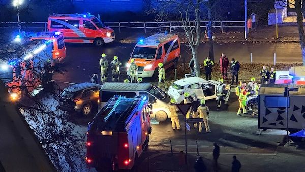 Schwerer Unfall in Berlin: Feuerwehr befreit nach Unfall Beifahrer aus Auto