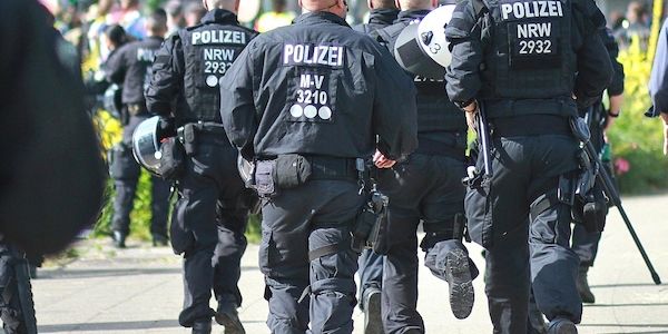 Polizei durchsucht vier Wohnungen wegen Geldfälschung in Berlin