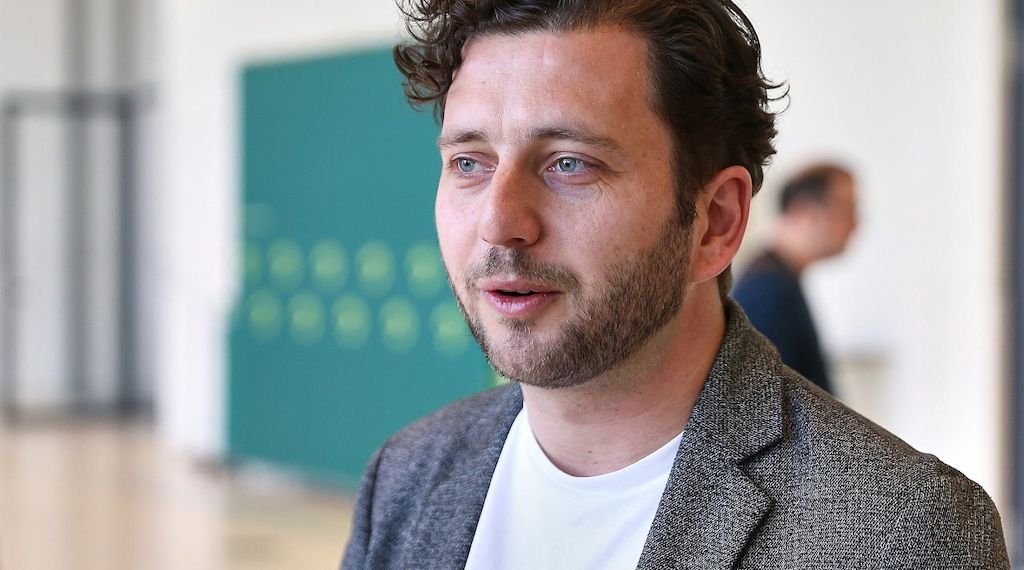 Banaszak fordert Digitalsteuer für KI-Konzerne