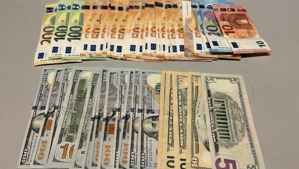 Zoll stellt in Bremen illegale Waffen und Zigaretten sicher