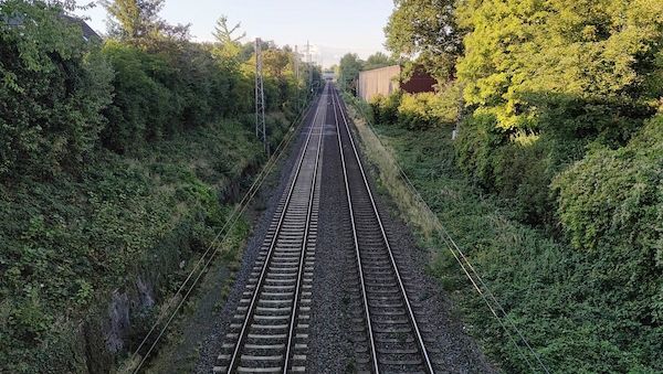 S-Bahn kollidiert mit Auto in Hamburg