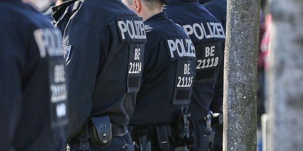 Großrazzia und Durchsuchung bei mutmaßlichem Waffenhändler in Spandau