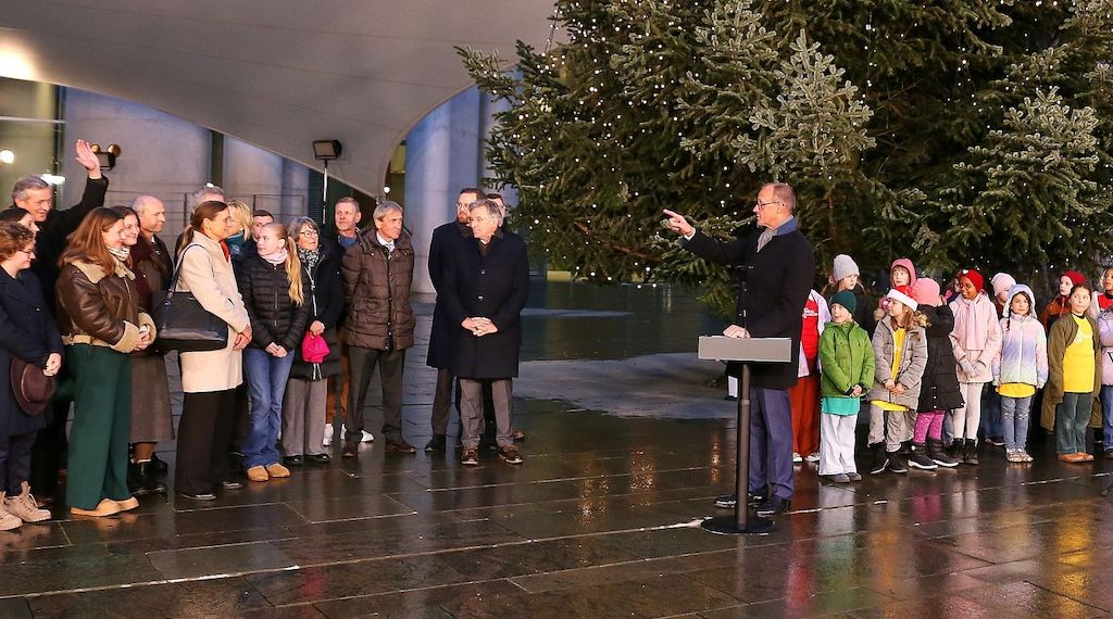 Merz nimmt Weihnachtsbaum aus dem Sauerland für Kanzleramt entgegen