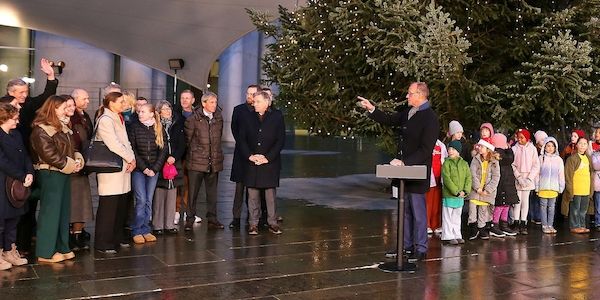 Merz nimmt Weihnachtsbaum aus dem Sauerland für Kanzleramt entgegen