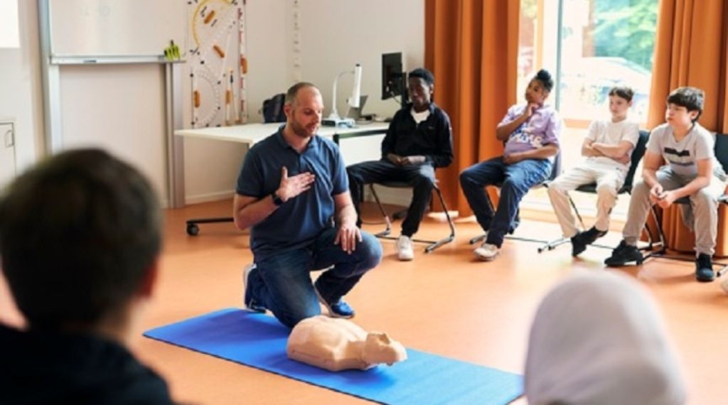 Reanimationsunterricht in Bayern: ADAC Stiftung unterstützt das Projekt