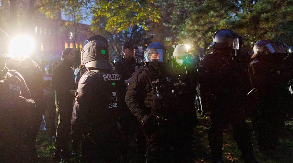 Aggressionen bei verbotener Berliner-Demonstration - Festnahmen am Alexanderplatz