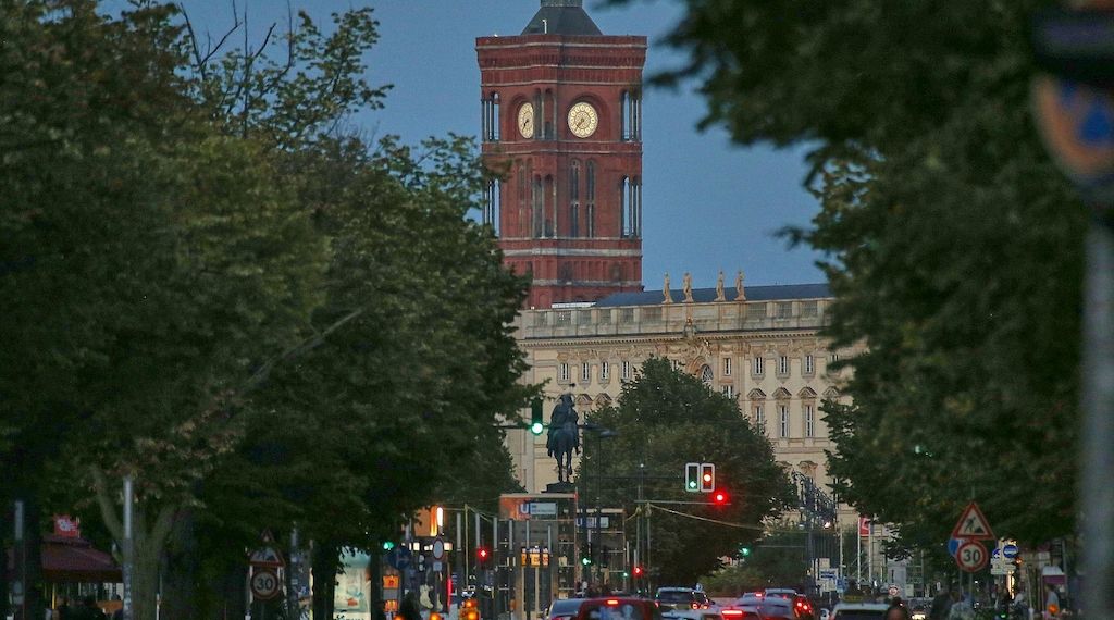 Bio-Brotbox-Aktion startet mit prominenten Helfern in Berlin