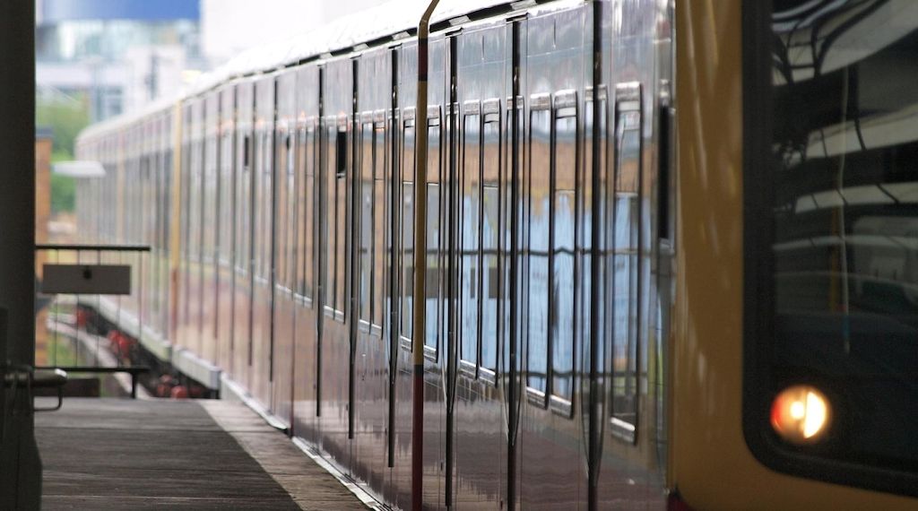 Mann mit Schreckschusswaffe legt S-Bahn in Berlin lahm