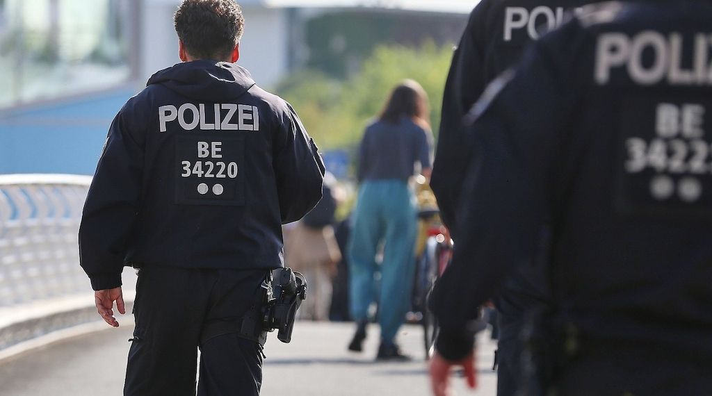 Bürogebäude des Bundestags in Berlin-Mitte mit Farbe beschmiert