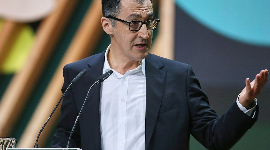 Özdemir wirbt für Dialog mit Autobranche