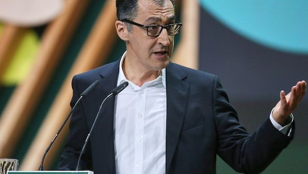 Özdemir wirbt für Dialog mit Autobranche