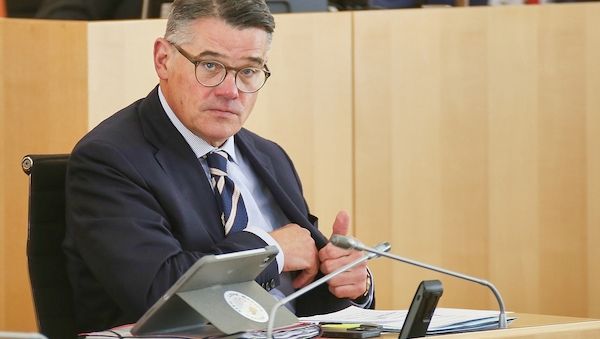 Rhein fordert Distanzierung von Gewalt in Gießen