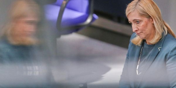 Warken beklagt Pöbeleien der AfD gegen weibliche Abgeordnete