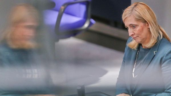 Warken beklagt Pöbeleien der AfD gegen weibliche Abgeordnete