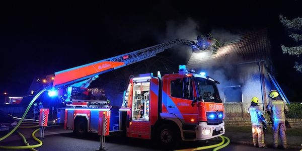 Kind bei Brand in Einfamilienhaus in Berlin gestorben