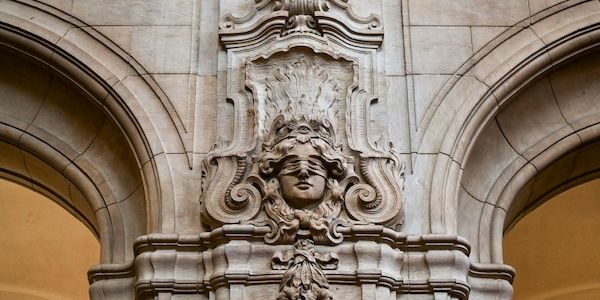 Mit Beil auf Ehemann eingeschlagen – Angeklagte bedauert Tat