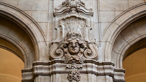 Mit Beil auf Ehemann eingeschlagen – Angeklagte bedauert Tat