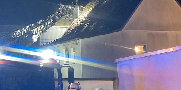 Dachstuhlbrand in Dortmund-Aplerbeck fordert Feuerwehreinsatz