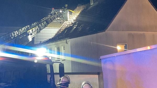 Dachstuhlbrand in Dortmund-Aplerbeck fordert Feuerwehreinsatz