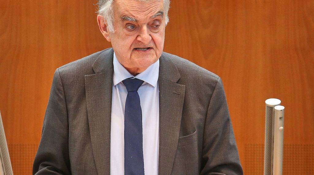 Reul drängt auf mehr Maßnahmen für Sicherheit im Fußball