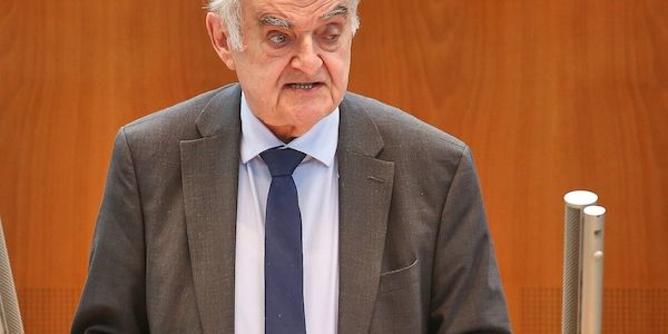 Reul drängt auf mehr Maßnahmen für Sicherheit im Fußball