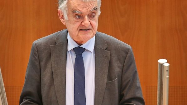 Reul drängt auf mehr Maßnahmen für Sicherheit im Fußball