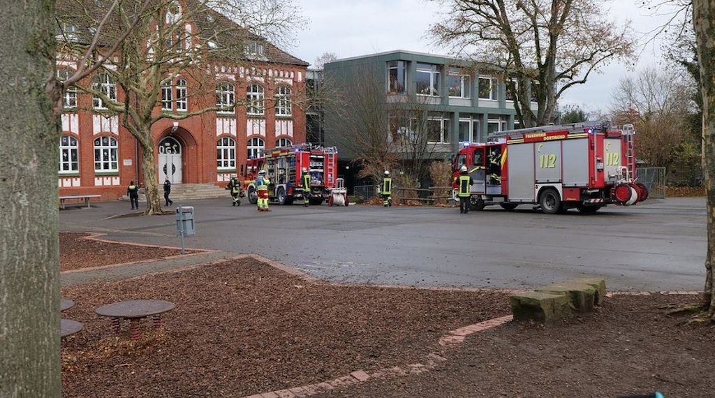 Feuerwehr löscht Kleinbrand in Dortmunder Grundschule
