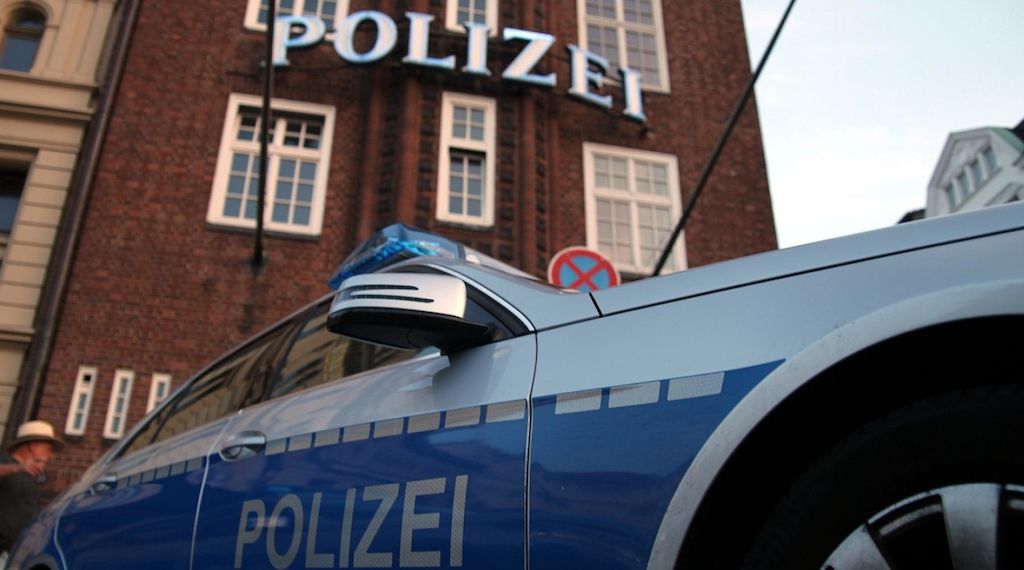 Autofahrer fährt Radfahrerin in Berlin-Lichtenrade an