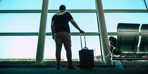 ARAG: Wer sein Handy im Flieger nicht ausschaltet, muss mit 10.000 Euro Strafe rechnen?