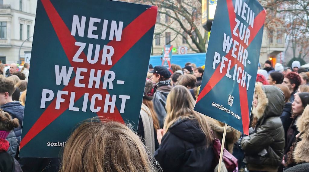 Junge Leute protestieren in vielen Städten gegen neuen Wehrdienst