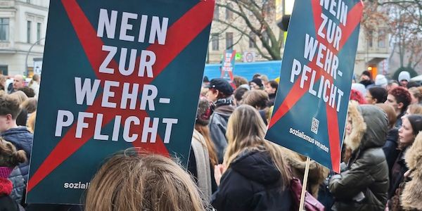 Junge Leute protestieren in vielen Städten gegen neuen Wehrdienst