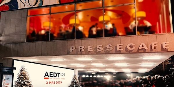 Das Mediennetzwerk "Am Ende des Tages" lädt Promis zum AEDT-Weihnachtssoirée 2024 ein.