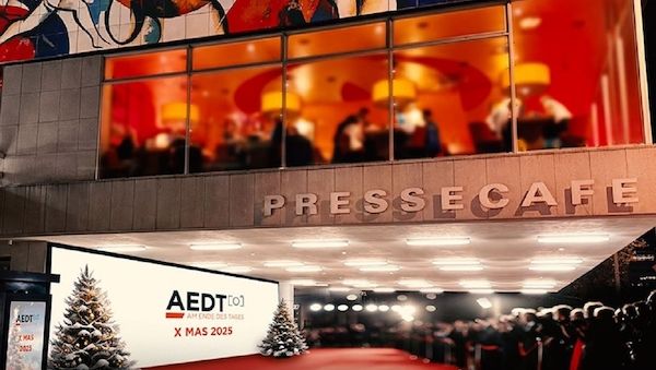 Das Mediennetzwerk "Am Ende des Tages" lädt Promis zum AEDT-Weihnachtssoirée 2024 ein.